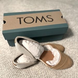 Women Toms slip on flats size 8